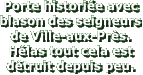 Porte historiée avec blason des
